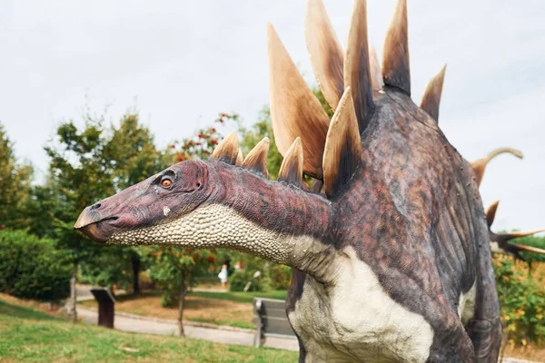 昼間の屋外博物館公園の恐竜の品質のレプリカ — ストック写真