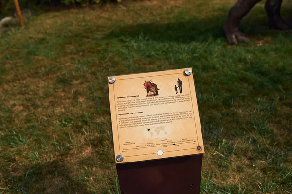 博物館公園の屋外恐竜に関する情報と表 — ストック写真