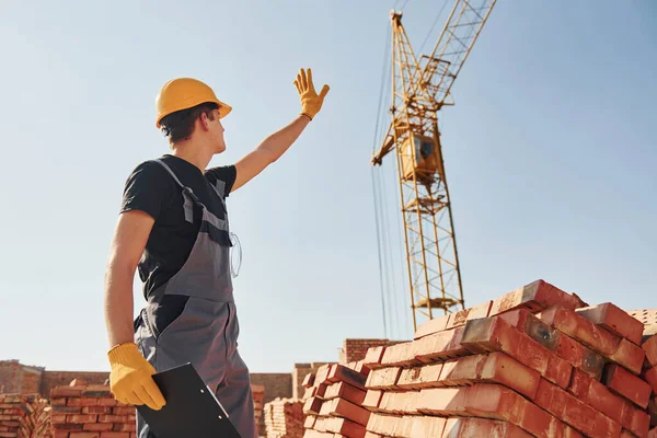 Comunicar Com Tipo Guindaste Trabalhador Construção Uniforme Equipamentos Segurança Têm — Fotografia de Stock