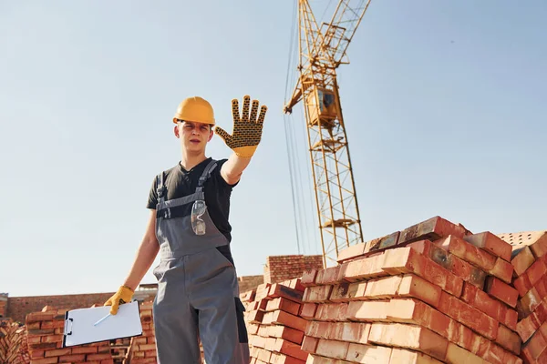 Zobrazí Znak Stop Ručně Stavební Dělník Uniformě Bezpečnostním Vybavení Mají — Stock fotografie