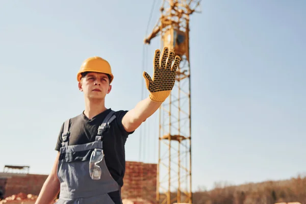 Mostra Sinal Parada Mão Trabalhador Construção Uniforme Equipamentos Segurança Têm — Fotografia de Stock
