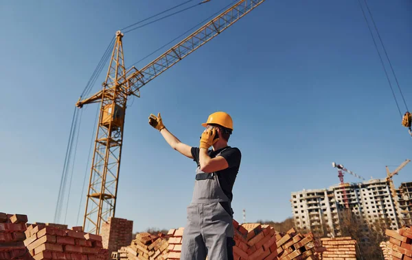 Talking Phone Construction Worker Uniform Safety Equipment Have Job Building — Fotografia de Stock