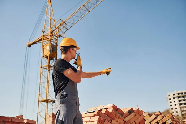 Vorbind Telefon Lucrătorii Construcții Echipamente Uniforme Siguranță Lucru Construcții — Fotografie, imagine de stoc