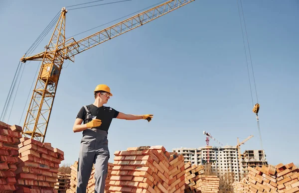 Shows Gestures Talks Construction Worker Uniform Safety Equipment Have Job — Φωτογραφία Αρχείου