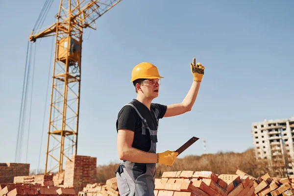 Mostra Gestos Fala Trabalhador Construção Uniforme Equipamentos Segurança Têm Trabalho — Fotografia de Stock