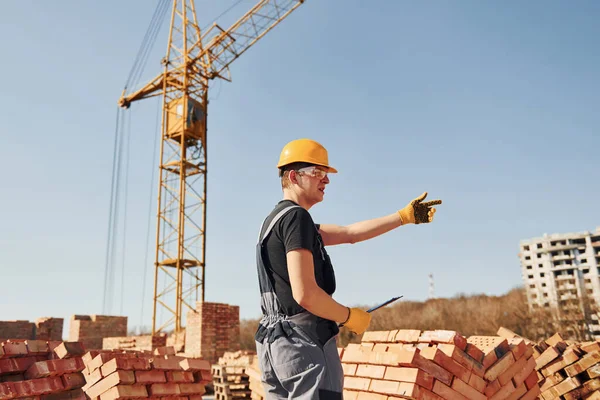 Shows Gestures Talks Construction Worker Uniform Safety Equipment Have Job — Stock fotografie