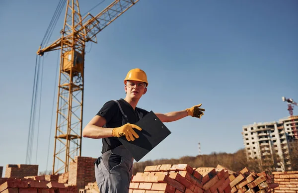 Shows Gestures Talks Construction Worker Uniform Safety Equipment Have Job — Stock Fotó