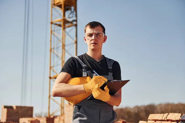 Portrait Construction Worker Uniform Safety Equipment Stands Rooftop Unfinished Building — Foto de Stock