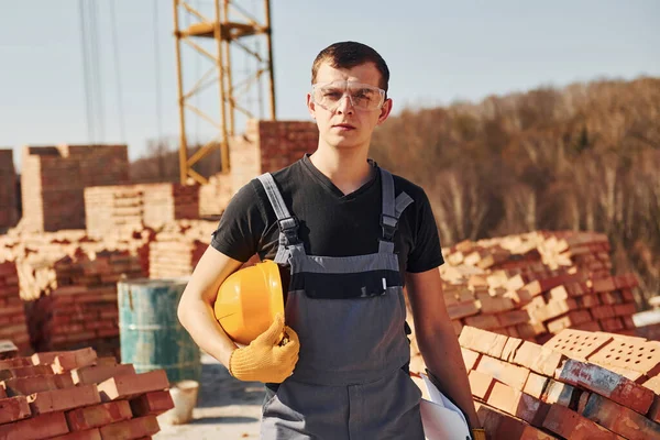 Retrato Trabalhador Construção Civil Equipamento Uniforme Segurança Que Fica Telhado — Fotografia de Stock