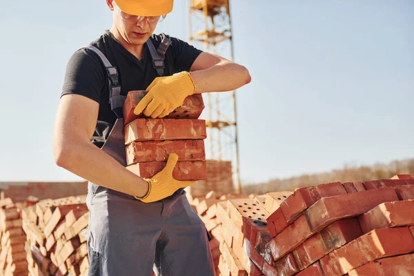 Installing Brick Wall Construction Worker Uniform Safety Equipment Have Job — Φωτογραφία Αρχείου