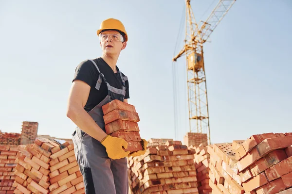 Installing Brick Wall Construction Worker Uniform Safety Equipment Have Job — Stock fotografie