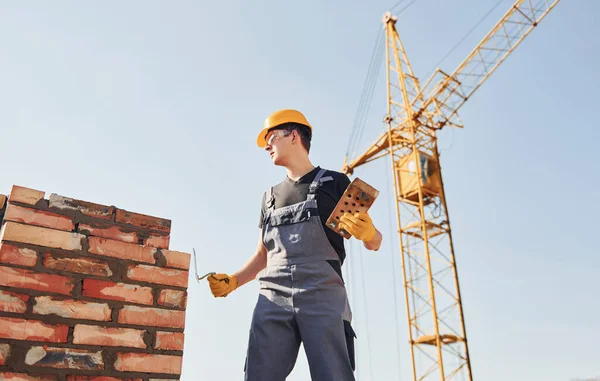 Téglafal Beszerelése Építőipari Dolgozó Egyenruhás Biztonsági Berendezések Feladata Épület — Stock Fotó