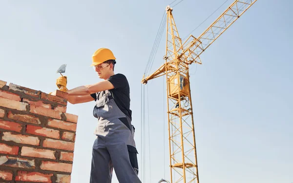 Instalarea Peretelui Cărămidă Lucrătorii Construcții Echipamente Uniforme Siguranță Lucru Construcții — Fotografie, imagine de stoc