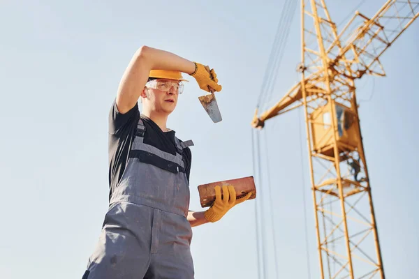 Trabalhador Construção Cansado Uniforme Equipamentos Segurança Têm Emprego Construção — Fotografia de Stock