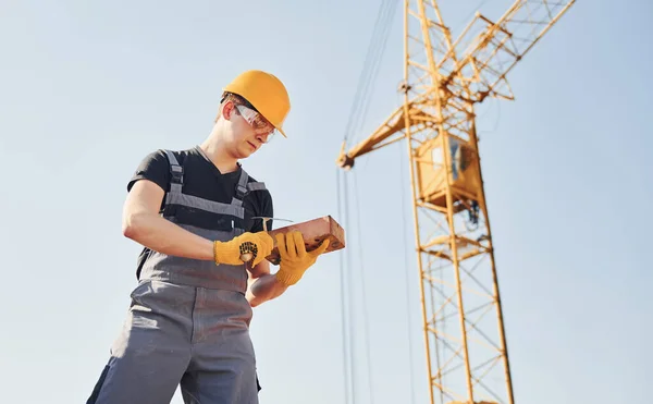 Trabalhador Construção Uniforme Equipamentos Segurança Têm Trabalho Construção — Fotografia de Stock