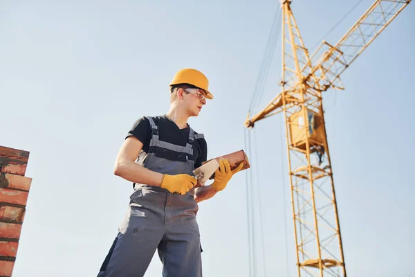 Stavební Dělník Uniformě Bezpečnostním Vybavení Mají Práci Stavbě — Stock fotografie