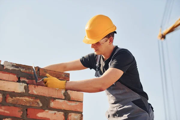 Installing Brick Wall Construction Worker Uniform Safety Equipment Have Job — Stock fotografie