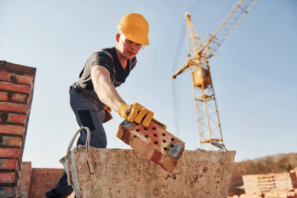 Sujetando Ladrillo Usando Martillo Trabajador Construcción Uniforme Equipo Seguridad Tienen — Foto de Stock