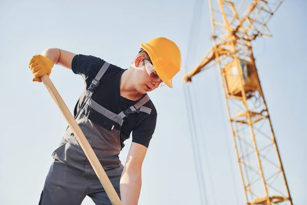 Using Showel Construction Worker Uniform Safety Equipment Have Job Building — Fotografia de Stock