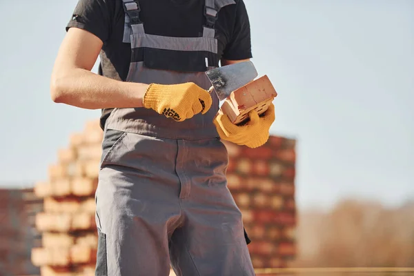 Segura Tijolo Nas Mãos Trabalhador Construção Uniforme Equipamentos Segurança Têm — Fotografia de Stock