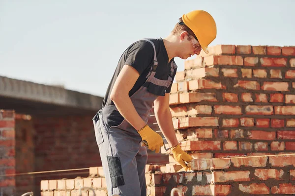 Installing Brick Wall Construction Worker Uniform Safety Equipment Have Job — Stockfoto