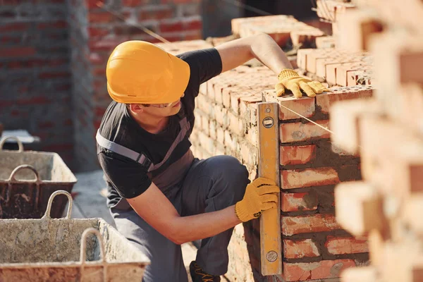 Medidas Parede Tijolo Trabalhador Construção Uniforme Equipamentos Segurança Têm Trabalho — Fotografia de Stock