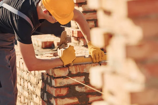 Measures Brick Wall Construction Worker Uniform Safety Equipment Have Job — Stockfoto