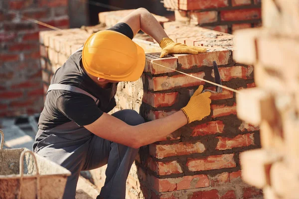 Measures Brick Wall Construction Worker Uniform Safety Equipment Have Job — Stockfoto