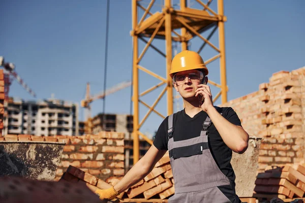 Mluvit Telefonu Stavební Dělník Uniformě Bezpečnostním Vybavení Mají Práci Stavbě — Stock fotografie