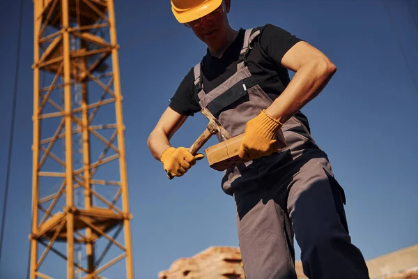 Holds Brick Tool Hands Construction Worker Uniform Safety Equipment Have — Φωτογραφία Αρχείου