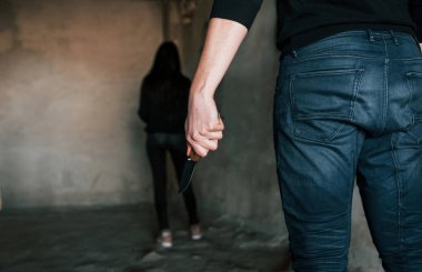Terk edilmiş binada genç kızı takip eden bıçaklı psikopatın dikiz görüntüsü..