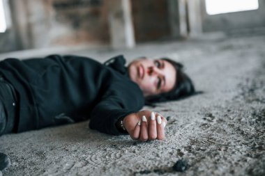 Terk edilmiş binanın zemininde yatan kadın cinayet kurbanı..