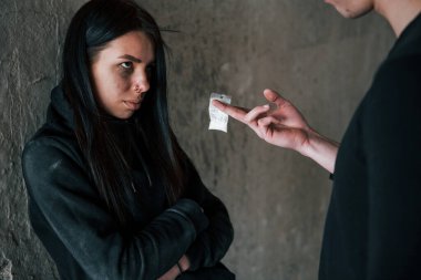 İki kişi yasadışı uyuşturucuyla küçük bir paketin içinde içeride duruyor..