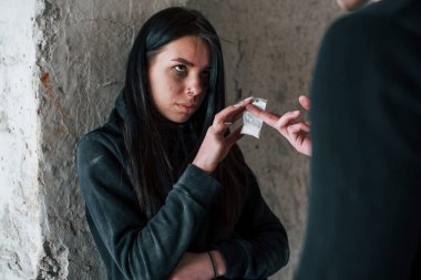 İki kişi yasadışı uyuşturucuyla küçük bir paketin içinde içeride duruyor..