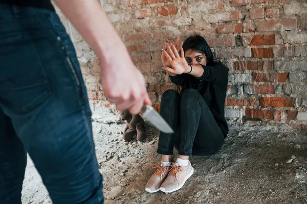 Violent Man Standing Knife Hand Threatens Girl Sits Floor Abandoned — Stock Photo, Image