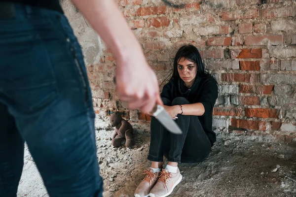 Violent Man Standing Knife Hand Threatens Girl Sits Floor Abandoned —  Fotos de Stock