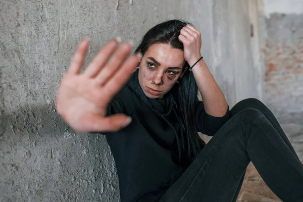 Şiddeti Durdurun Siyah Elbiseli Genç Bir Kadın Terk Edilmiş Binanın — Stok fotoğraf