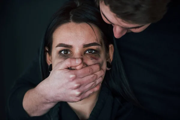 口を覆う男の手 誘拐された女は男に脅かされる — ストック写真