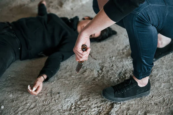 Meurtrier Tenant Couteau Couvert Sang Assis Près Jeune Victime Morte — Photo