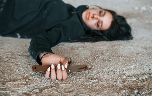 Corpse Female Victim Crime Lying Ground Abandoned Building — Stockfoto