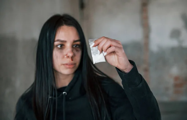 Beaten Young Woman Holding Package White Drugs Hand — Stockfoto