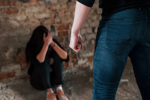 Violent Man Standing Threatens Girl Sits Floor Teddy Bear Abandoned — Foto Stock