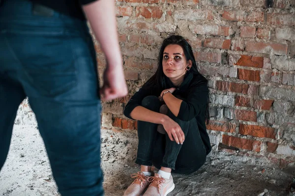 Violent Man Standing Threatens Girl Sits Floor Teddy Bear Abandoned — Stok fotoğraf