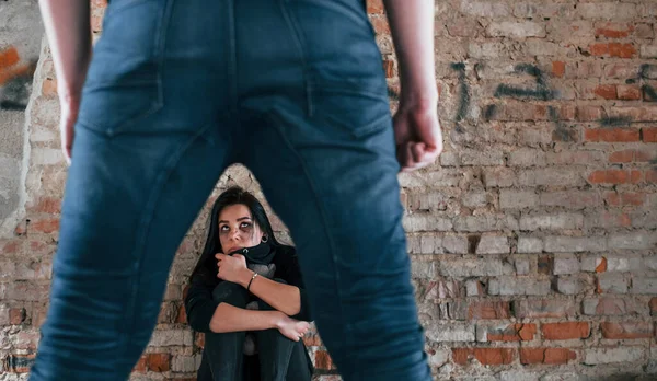 Violent Man Standing Threatens Girl Sits Floor Teddy Bear Abandoned — Stok fotoğraf