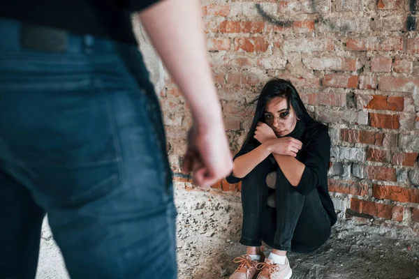 Violent Man Standing Threatens Girl Sits Floor Teddy Bear Abandoned — Stock Photo, Image