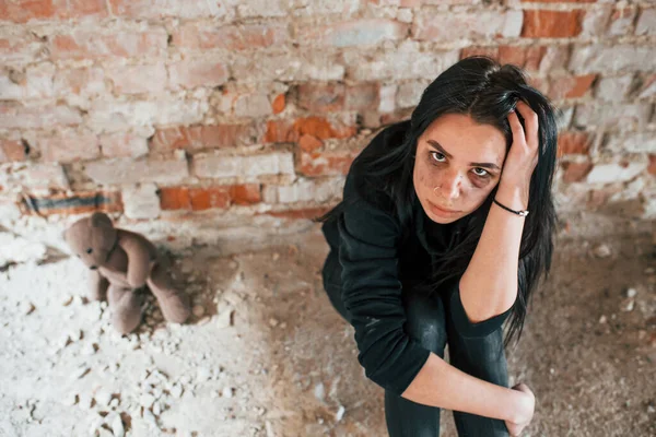 Young Beaten Woman Black Clothes Sitting Floor Abandoned Building — Stock Photo, Image