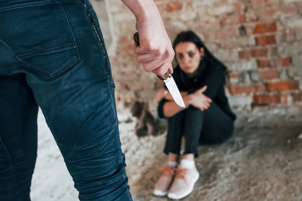 Violent Man Standing Knife Hand Threatens Girl Sits Floor Abandoned — Foto Stock