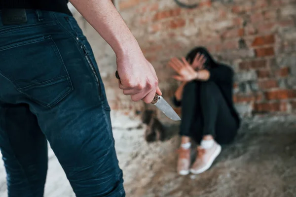 Violent Man Standing Knife Hand Threatens Girl Sits Floor Abandoned — ストック写真