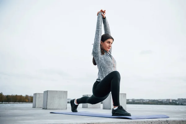 Young Sportive Girl Doing Yoga Exercises Fitness Mat Outdoors Lake — Foto de Stock