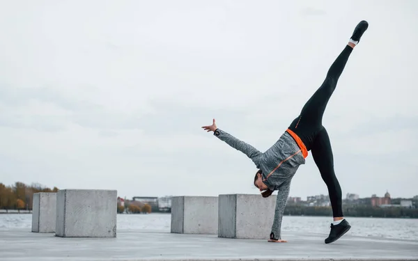 Young Sportive Girl Doing Parkour Stunts Outdoors Lake Daytime — стоковое фото